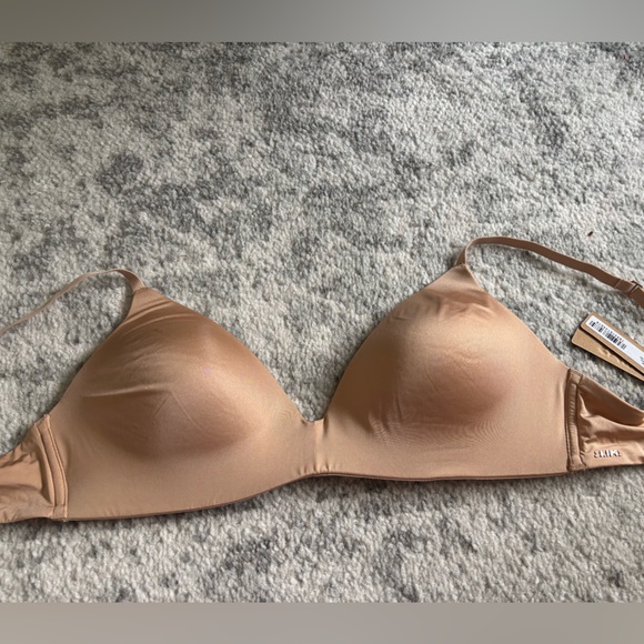 SKIMS Other - NWT Skims Wireless form push-up plunge bra in Clay size 38b ⭐️